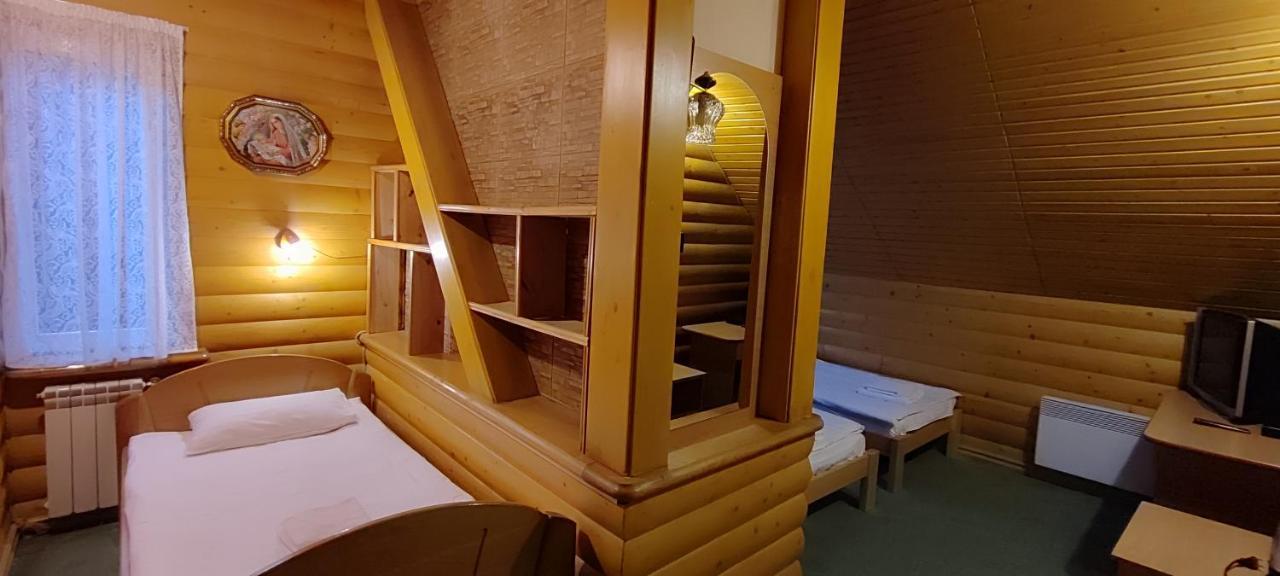Hotel Лелеч à Tatariv Extérieur photo