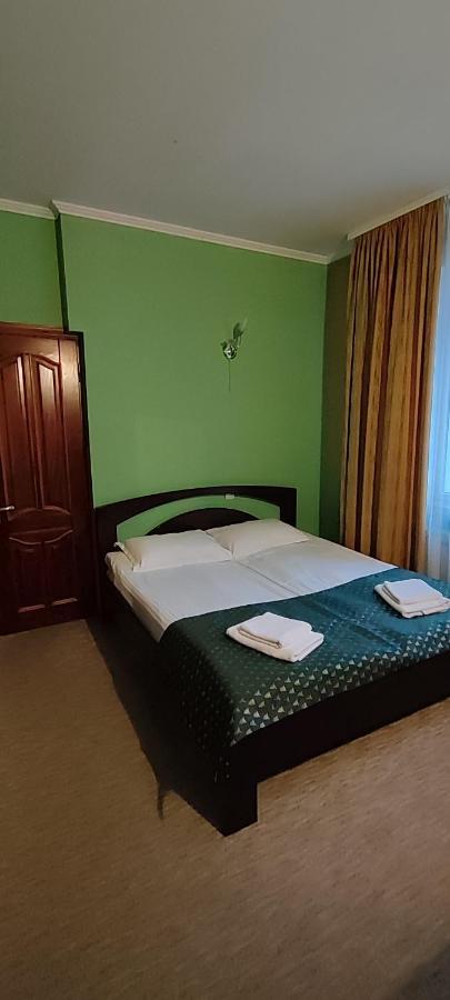 Hotel Лелеч à Tatariv Extérieur photo