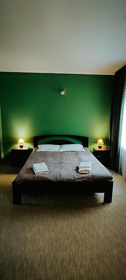 Hotel Лелеч à Tatariv Extérieur photo