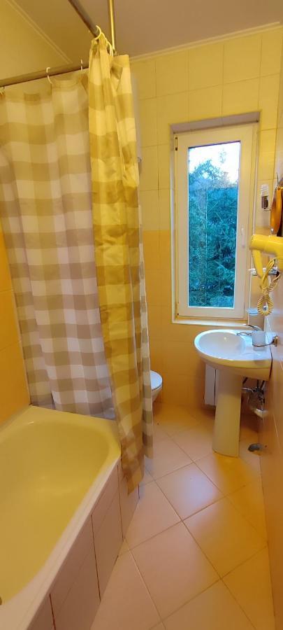 Hotel Лелеч à Tatariv Extérieur photo