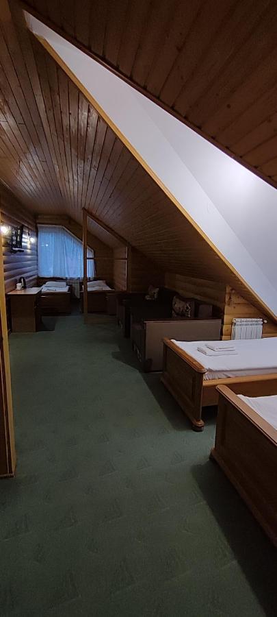 Hotel Лелеч à Tatariv Extérieur photo