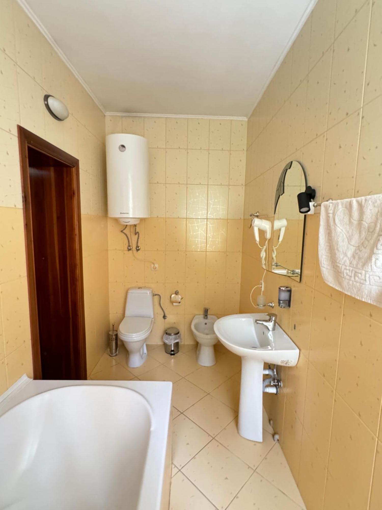 Hotel Лелеч à Tatariv Extérieur photo