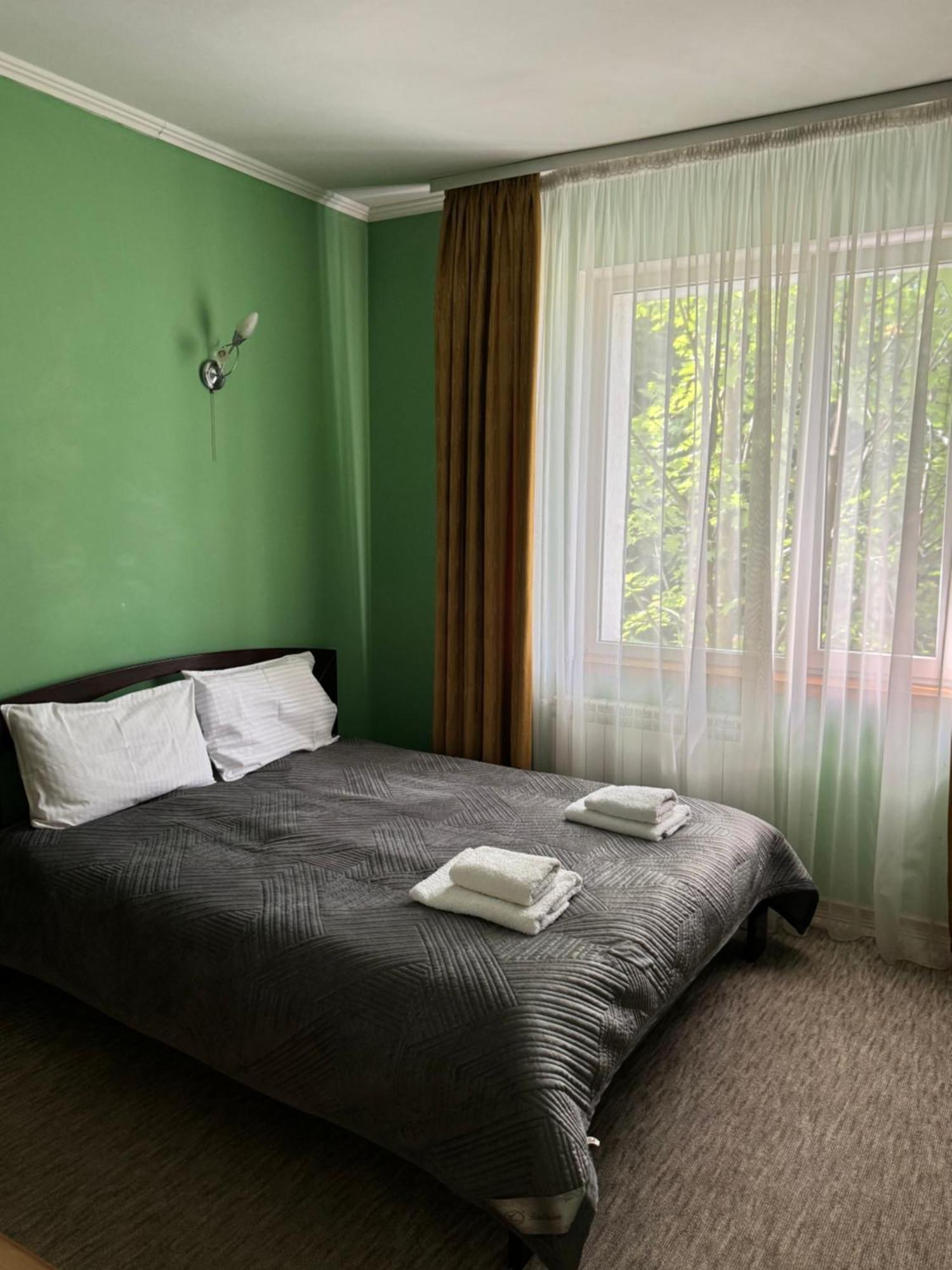Hotel Лелеч à Tatariv Extérieur photo