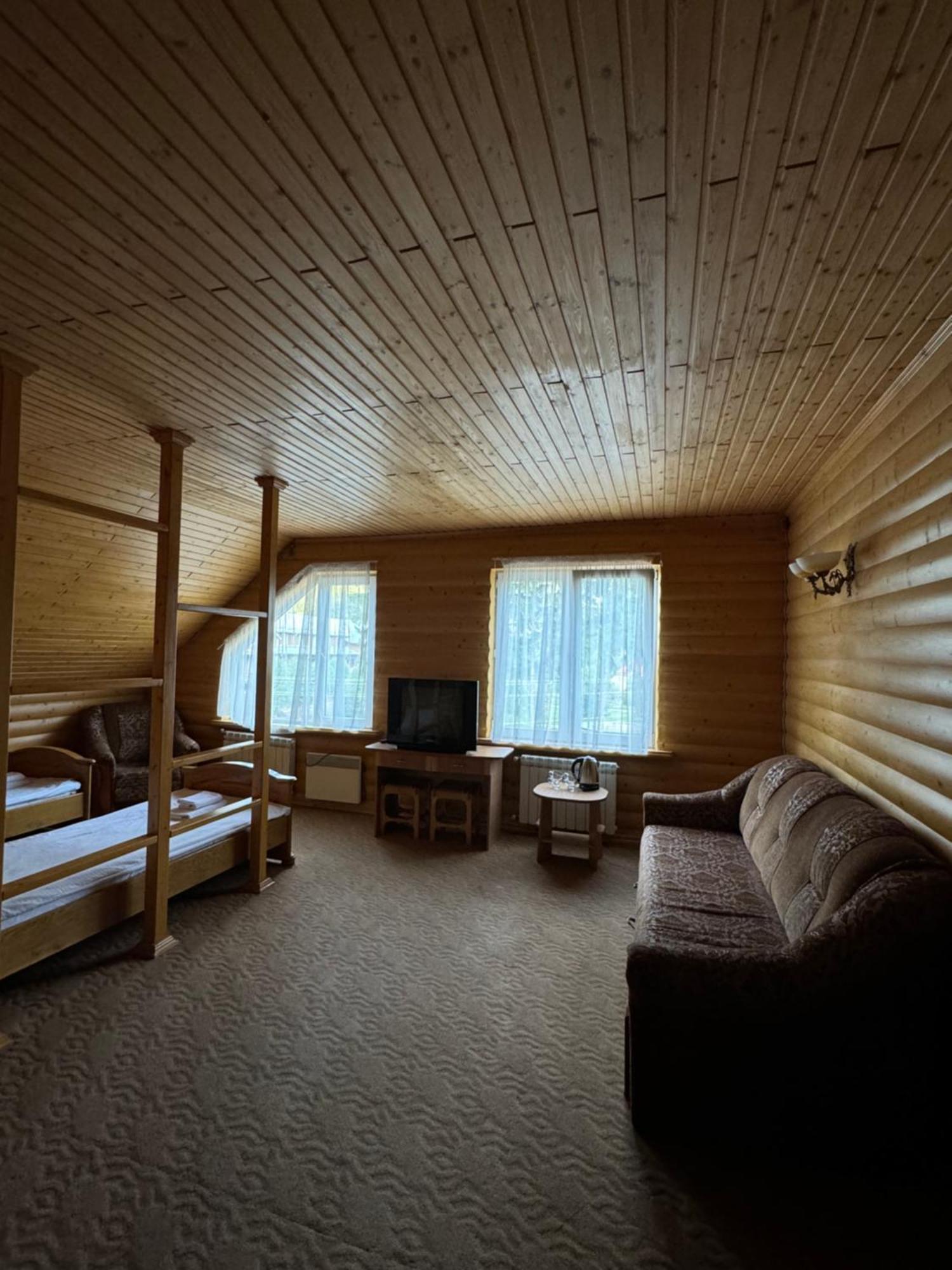 Hotel Лелеч à Tatariv Extérieur photo