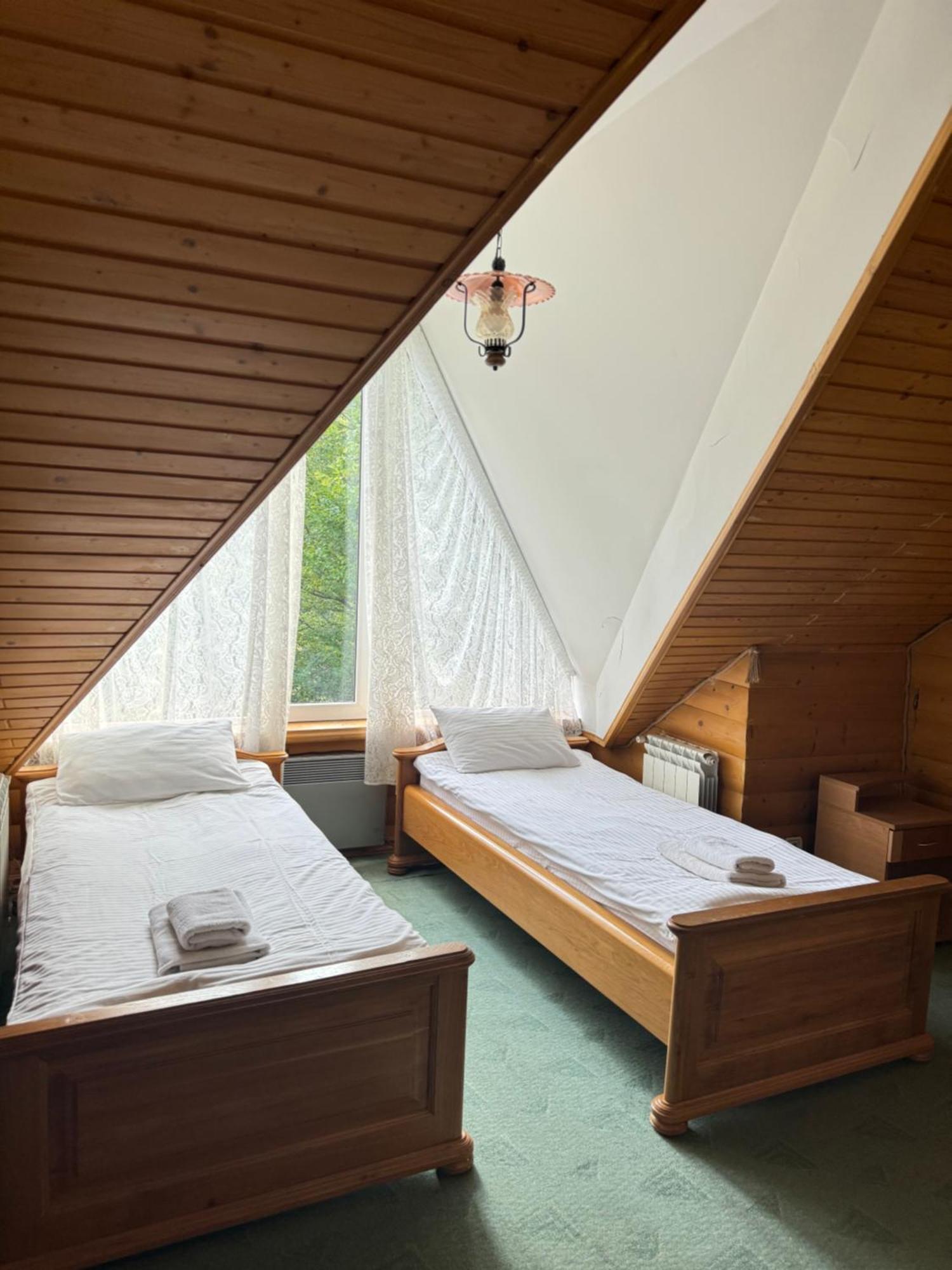 Hotel Лелеч à Tatariv Extérieur photo