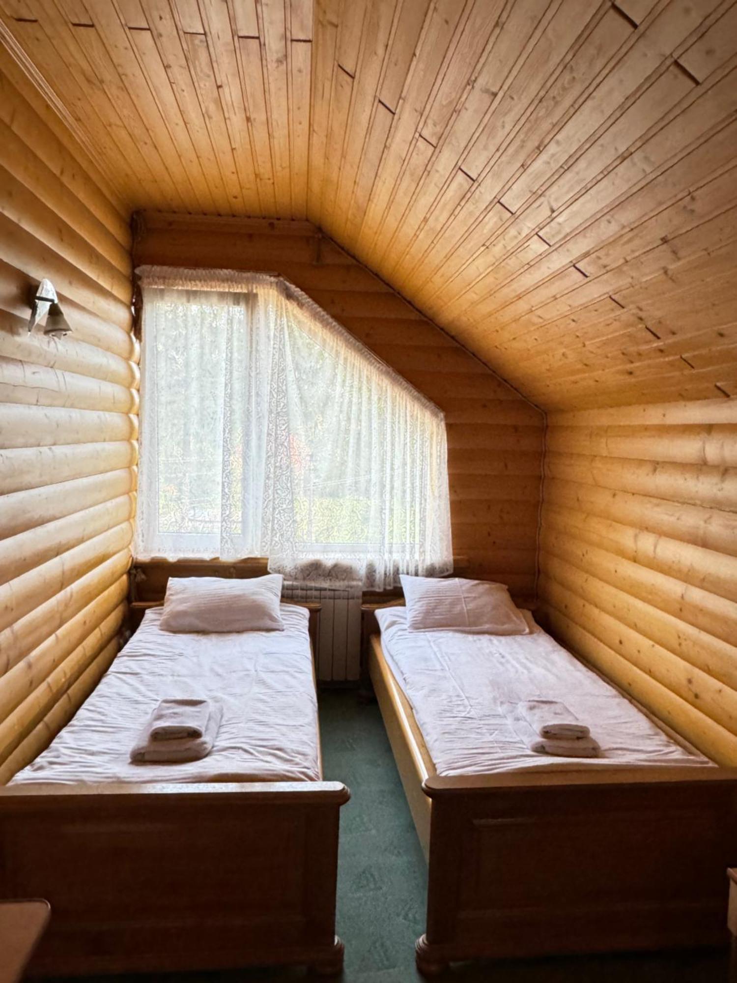 Hotel Лелеч à Tatariv Extérieur photo