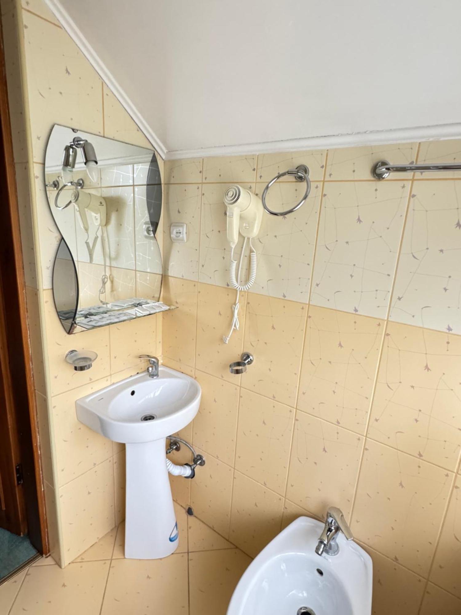 Hotel Лелеч à Tatariv Extérieur photo