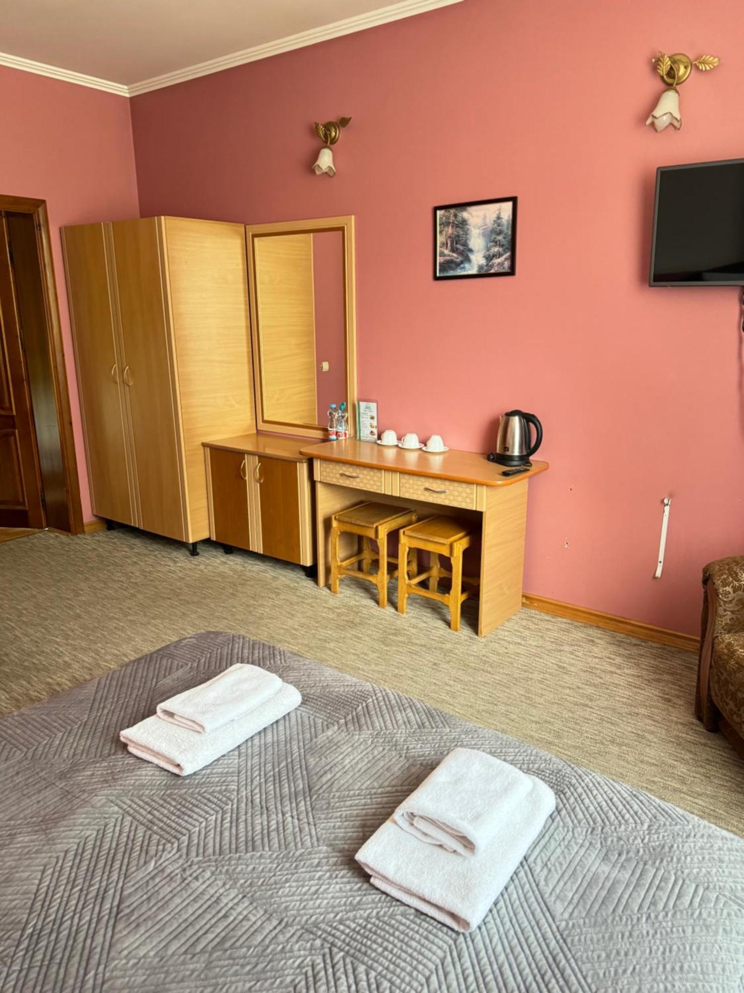 Hotel Лелеч à Tatariv Extérieur photo