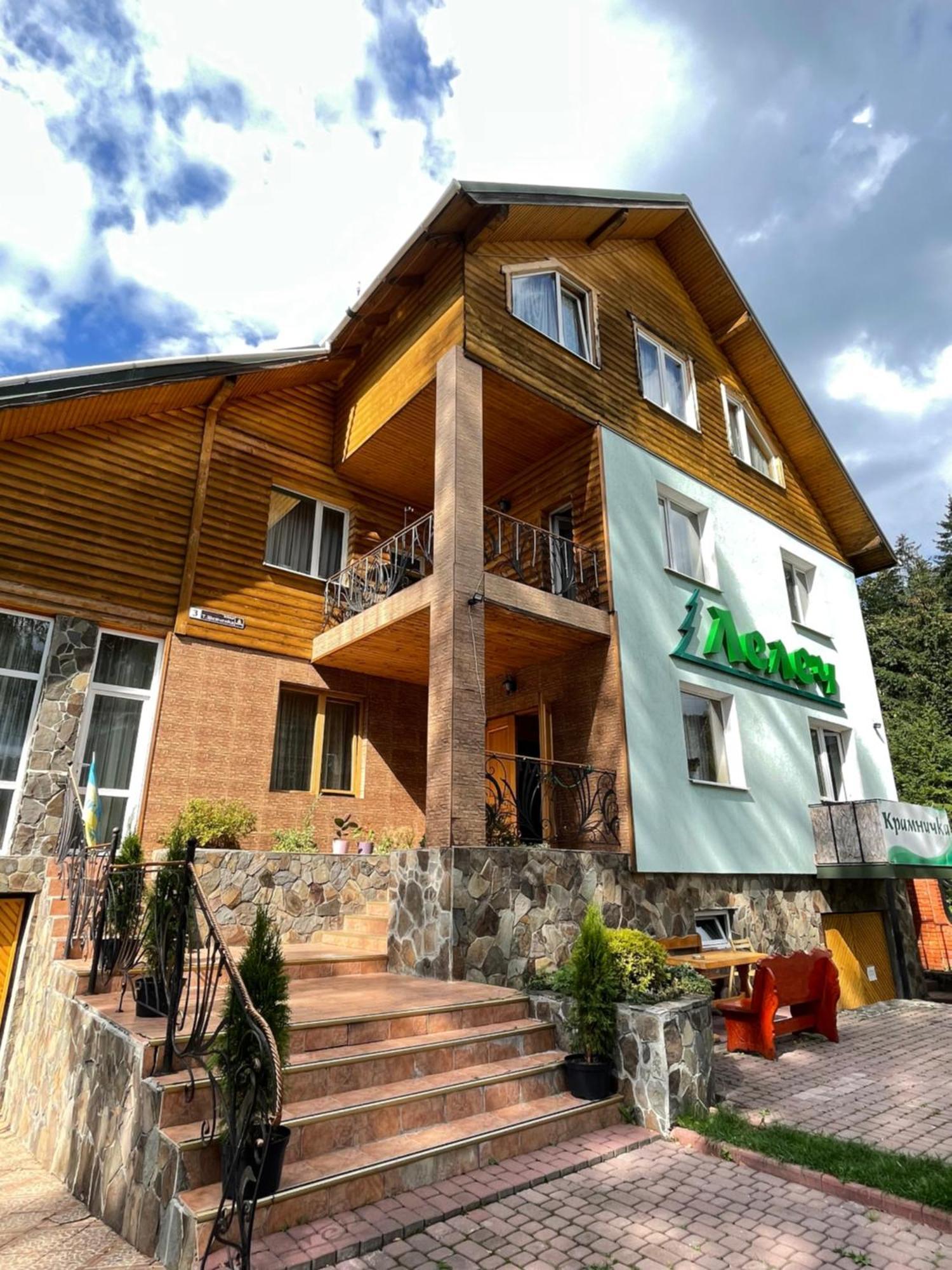 Hotel Лелеч à Tatariv Extérieur photo